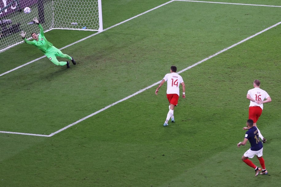 Akcja, po której Mbappe zdobył bramkę /Abedin Taherkenareh   /PAP/EPA