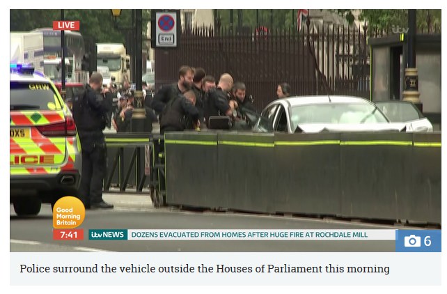 Akcja policji na miejscu zdarzenia, fot. https://www.thesun.co.uk /
