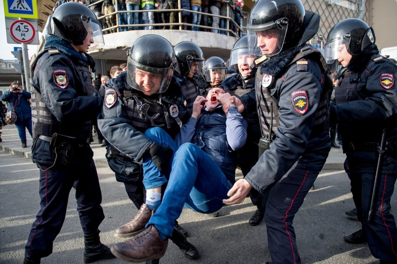 Akcja policji podczas antykorupcyjnego protestu w Moskwie /Alexander UTKIN / AFP /AFP