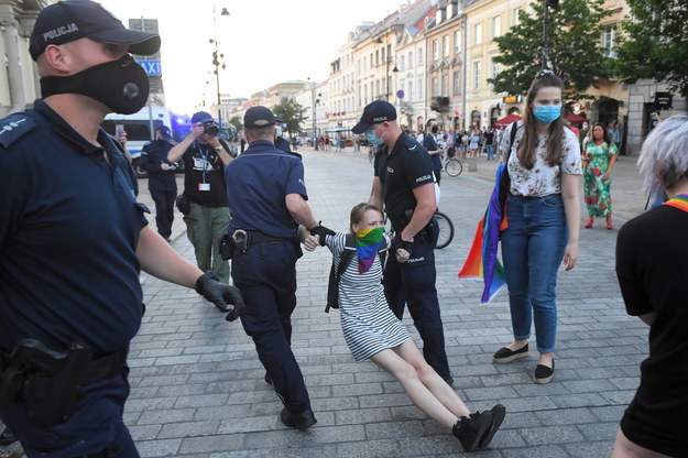 Akcja policji podczas protestu aktywistów LGBT na Krakowskim Przedmieściu w Warszawie / 	Radek Pietruszka   /PAP