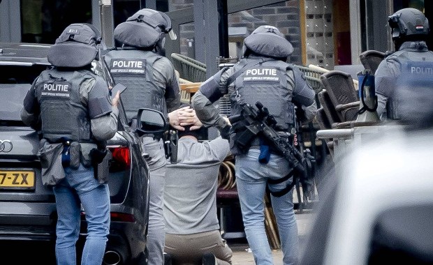Akcja policji w Holandii. Uzbrojony napastnik wziął zakładników