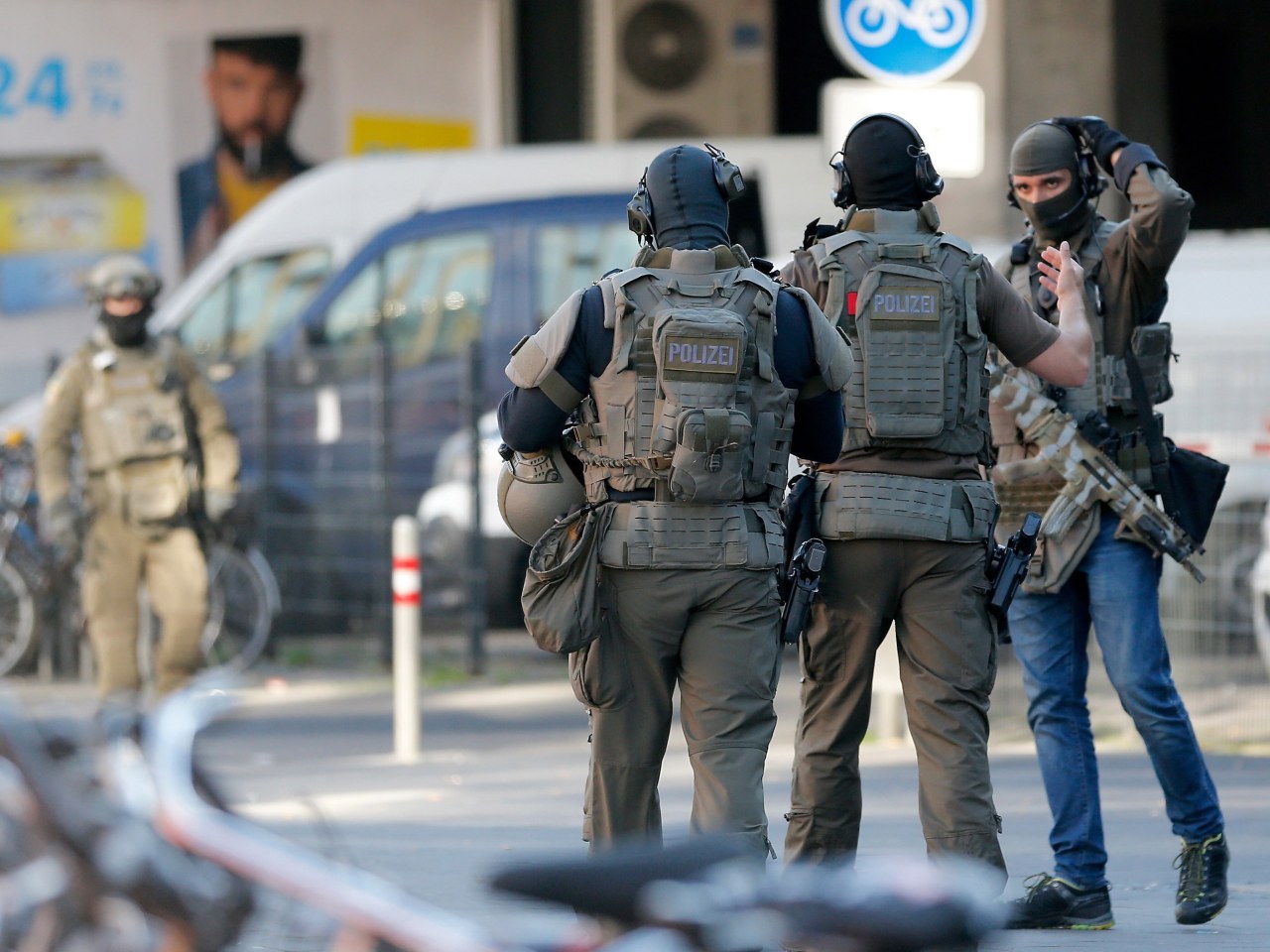 Akcja policji w Kolonii. Mężczyzna, który wziął zakładniczkę, został ciężko ranny