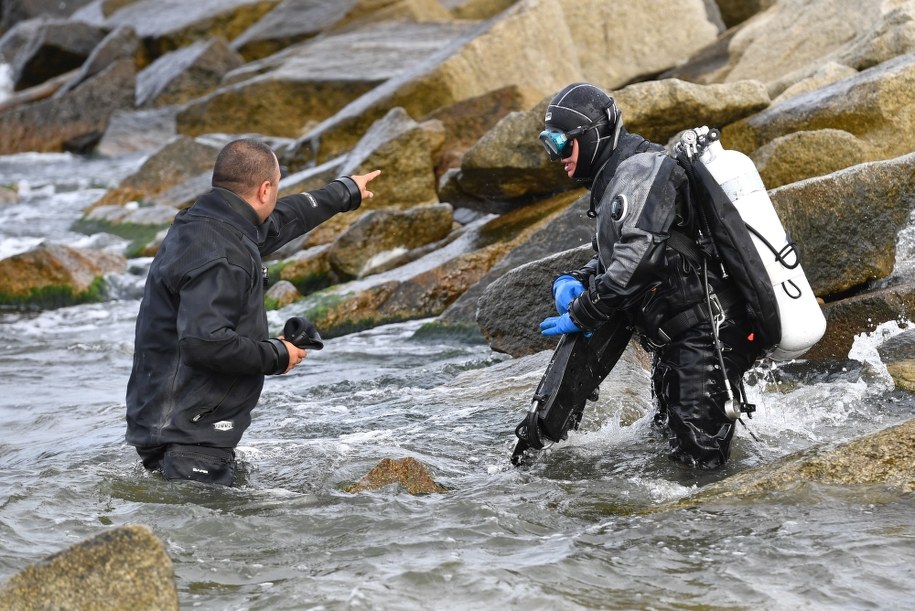 Akcja poszukiwacza dwojga dzieci, które zaginęły na plaży w Darłówku Zachodnim /Marcin Bielecki /PAP