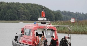 Akcja poszukiwawcza na jeziorze Juksty. 18-latek wypadł z roweru wodnego