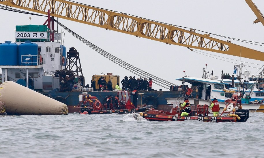 Akcja poszukiwawcza na miejscu katastrofy /JEON HEON-KYUN  /PAP/EPA