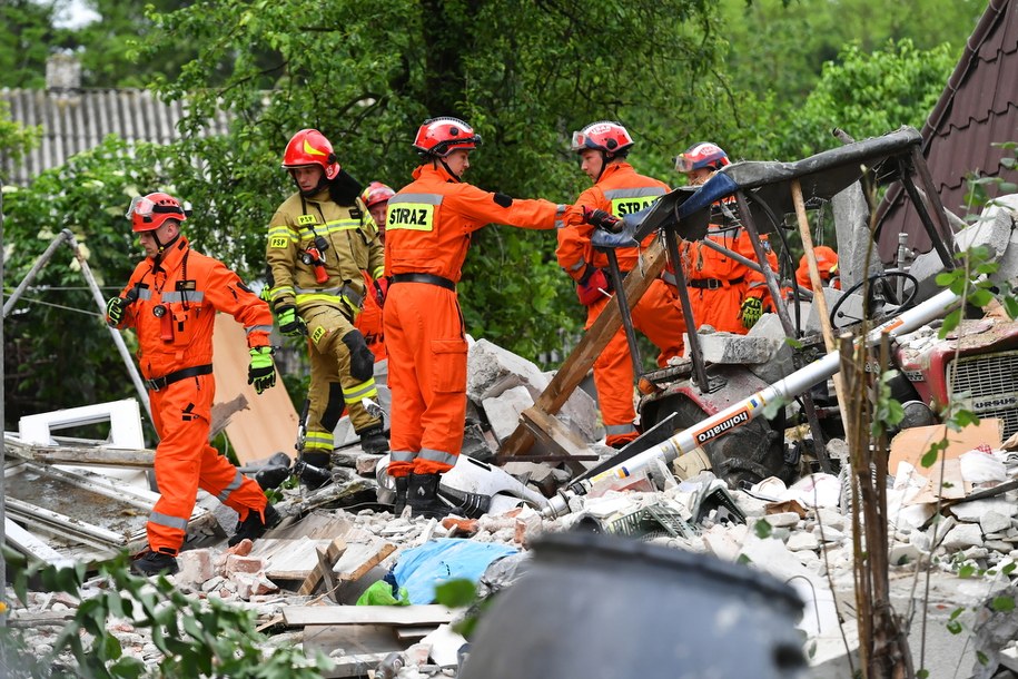 Akcja poszukiwawcza po wybuchu gazu w piętrowym budynku jednorodzinnym w miejscowości Chodel /Wojtek Jargiło /PAP