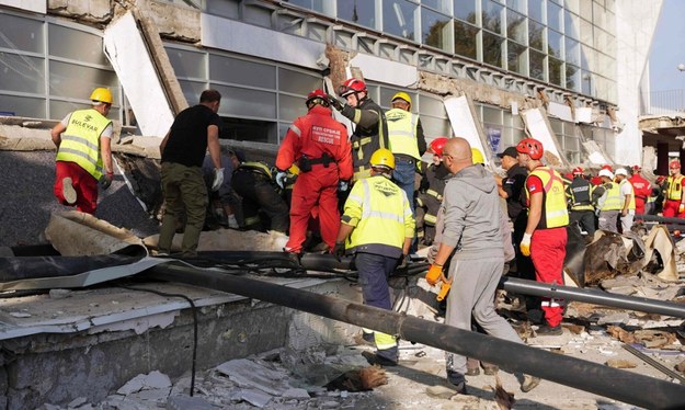 Akcja poszukiwawczo-ratownicza po zawaleniu się części dachu dworca kolejowego w Serbii /AFP PHOTO / Ministry of Interior Affairs of Serbia /East News