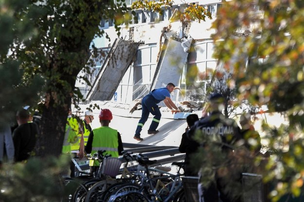 Akcja poszukiwawczo-ratunkowa po zawaleniu się części dworca kolejowego w Serbii /NENAD MIHAJLOVIC/AFP /East News