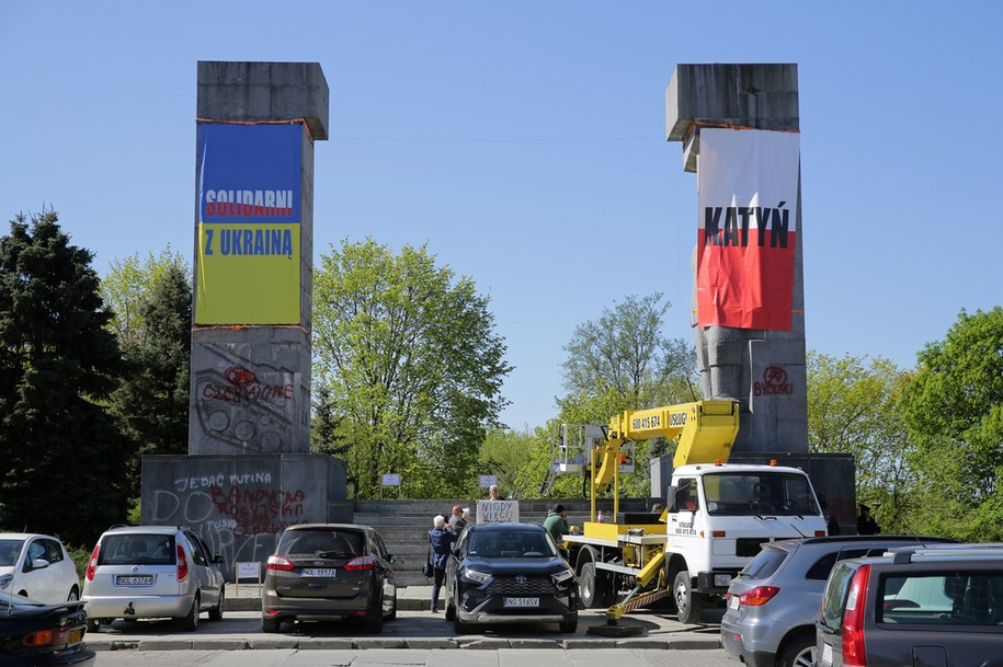 Akcja protestacyjna pod pomikiem Wyzwolenia Ziemi Warmińskiej i Mazurskiej autorstwa Xawerego Dunikowskiego w Olsztynie / 	Tomasz Waszczuk    /PAP