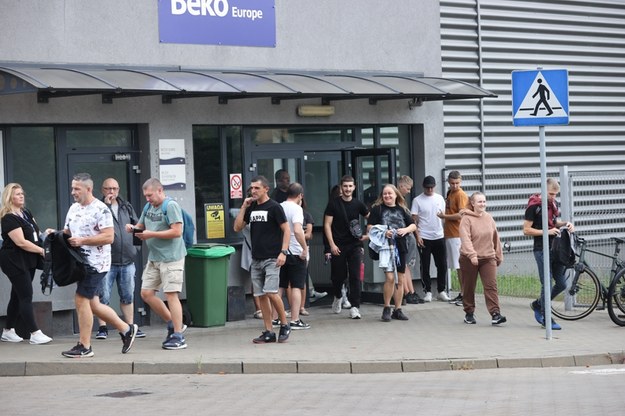 Akcja protestacyjna pracowników firmy Beko przed należącą do spółki fabryką w Łodzi /Marian Zubrzycki /PAP