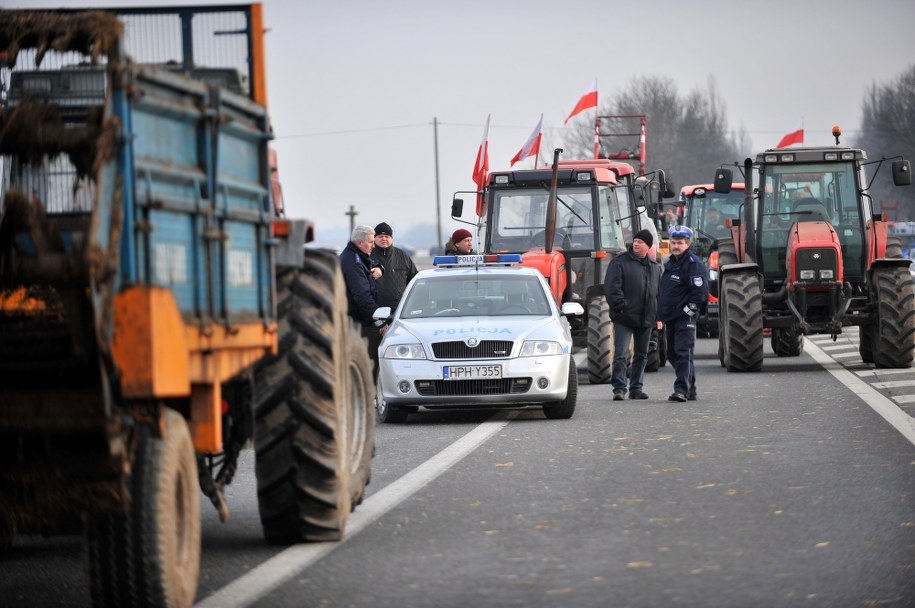 Akcja protestacyjna rolników na drodze krajowej 2 pomiędzy Siedlcami a Międzyrzecem Podlaskim /Przemysław Piątkowski /PAP