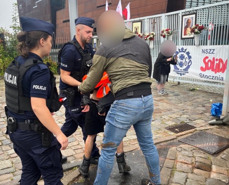 Akcja przed bramą Stoczni Gdańskiej /POMORSKA POLICJA /