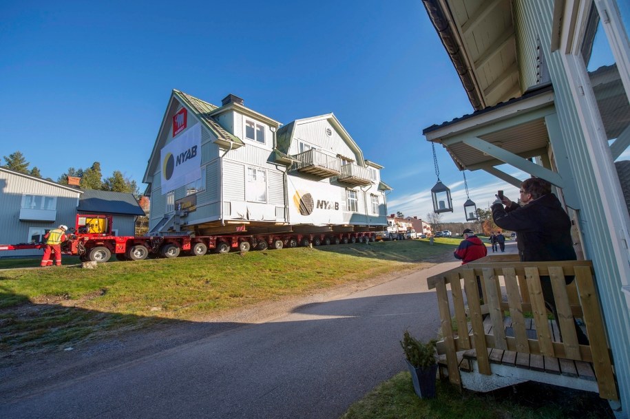 Akcja przesuwania miasta Malmberget /FREDRIK SANDBERG /PAP/EPA