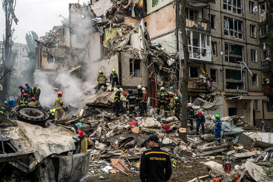 Akcja przeszukiwania gruzów 9-piętrowego budynku mieszkalnego zniszczonego po zmasowanym rosyjskim ataku rakietowo-dronowym na Kijów /Vladyslav Musiienko /PAP