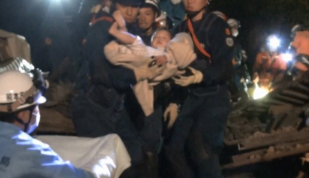 Akcja ratowania 8-miesięcznej dziewczynki /KUMAMOTO PREFECTURE POLICE  /PAP/EPA