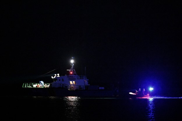 Akcja ratownicza dwóch członków załogi jachtu, który przewrócił się trzysta metrów od brzegu na wysokości centrum Gdyni /Adam Warżawa /PAP