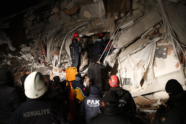 Akcja ratownicza i poszukiwawcza na terenach dotkniętych trzęsieniem ziemi w Turcji /AA/ABACA /PAP