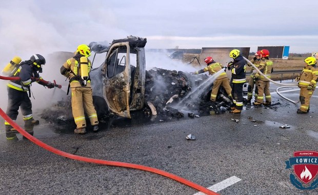 Akcja ratownicza na A2. Spłonął dostawczak