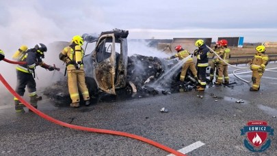 Akcja ratownicza na A2. Spłonął dostawczak