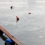 Akcja ratownicza na Jeziorze Zaleskim. 4 osoby wpadły do wody