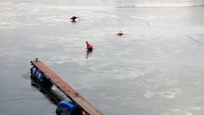 Akcja ratownicza na Jeziorze Zaleskim. 4 osoby wpadły do wody