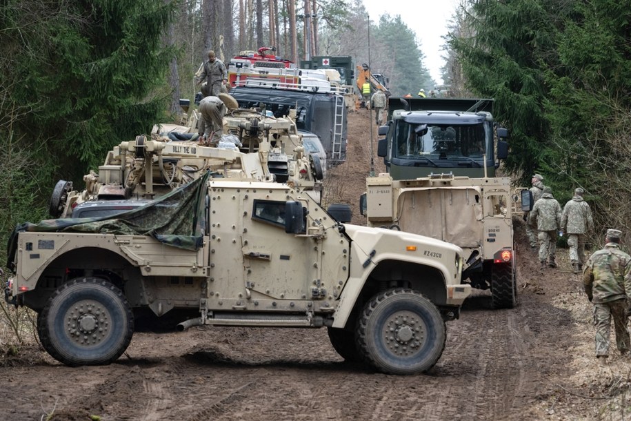 Akcja ratowniczo-poszukiwawcza amerykańskich żołnierzy na poligonie wojskowym im. generała Silvestrasa Zukauskasa w Podbrodziu /Valdemar Doveiko /PAP