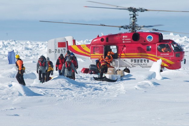 Akcja ratunkowa badaczy z udziałem helikoptera z chińskiego lodołamacza /AUSTRALIAN MARITIME SAFETY AUTHORITY HANDOUT /PAP/EPA