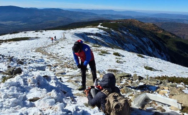 Akcja ratunkowa na Babiej Górze. Turysta poślizgnął się na oblodzonym szlaku