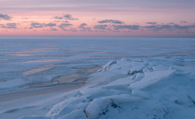 Akcja ratunkowa na Bałtyku. Wędrowali przez zamarzniętą zatokę 