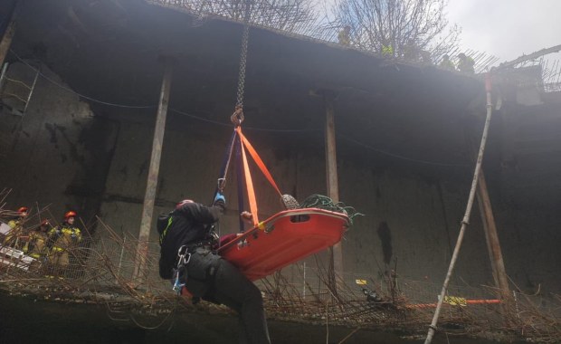 Akcja ratunkowa na budowie hotelu Roberta de Niro. Ewakuacja z głębokości 18 metrów