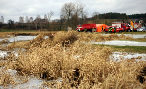 Akcja ratunkowa na jeziorze koło Chojnic. Na krze dryfowali wędkarze