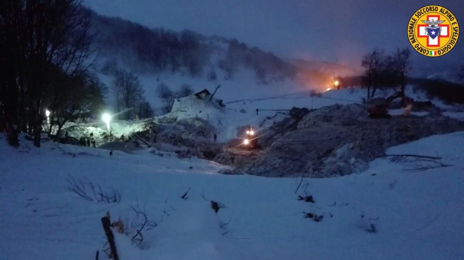 Akcja ratunkowa na lawinisku we włoskiej Abruzji na zdjęciu opublikowanym przez Włoską Służbę Ratownictwa Górskiego /SOCCORSO ALPINO HANDOUT /PAP/EPA