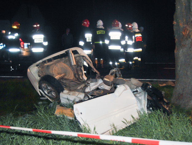 Łódzkie: Trzy osoby zginęły w wypadku na drodze krajowej nr 14 Akcja ratunkowa na miejscu wypadku /Grzegorz Michałowski /PAP