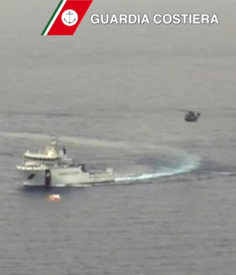 Akcja ratunkowa na Morzu Śródziemnym. Zdjęcie udostępnione przez włoską Straż Przybrzeżną /ITALIAN COAST GUARD/HANDOUT /PAP/EPA