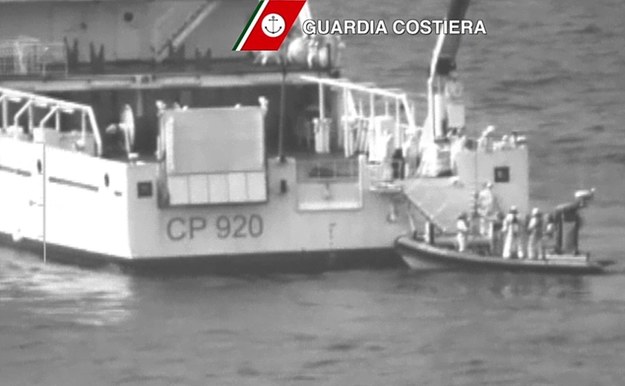 Akcja ratunkowa na Morzu Śródziemnym /TALIAN COAST GUARD / HANDOUT /PAP/EPA