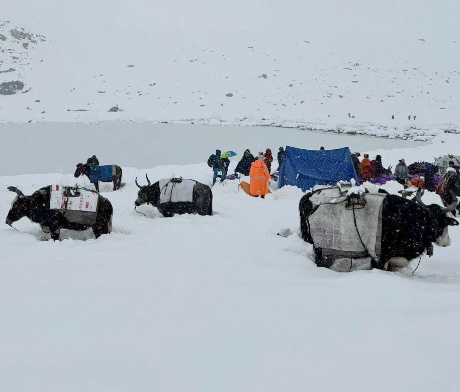 Akcja ratunkowa na Mount Everest /HANDOUT/AFP/East News /East News