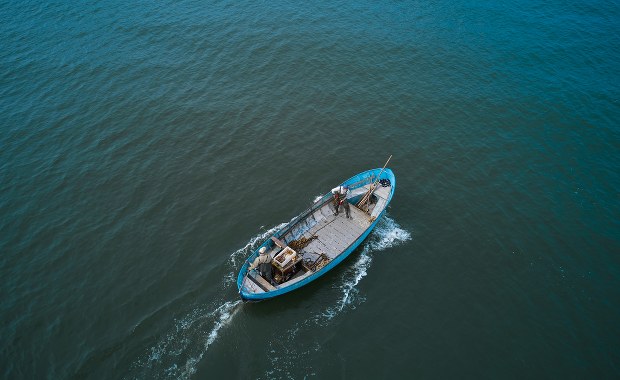 Akcja ratunkowa na pełnym morzu. 65 migrantów płynęło popsutą łodzią