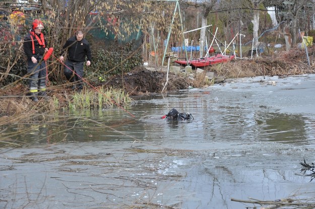 Akcja ratunkowa na zbiorniku wodnym Regaliczka /Marcin Bielecki /PAP