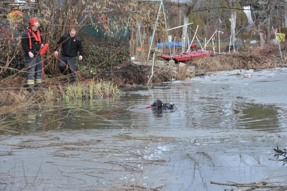 Akcja ratunkowa na zbiorniku wodnym Regaliczka /Marcin Bielecki /PAP