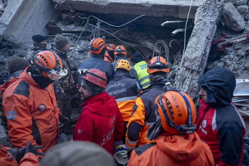 Akcja ratunkowa nie ustaje już trzeci dzień /Emin Sansar/Anadolu Agency /AFP