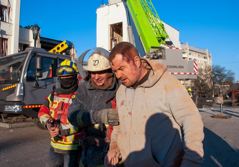 Akcja ratunkowa po ataku Rosjan w Charkowie /VASYL ZHLOBSKY /PAP/EPA