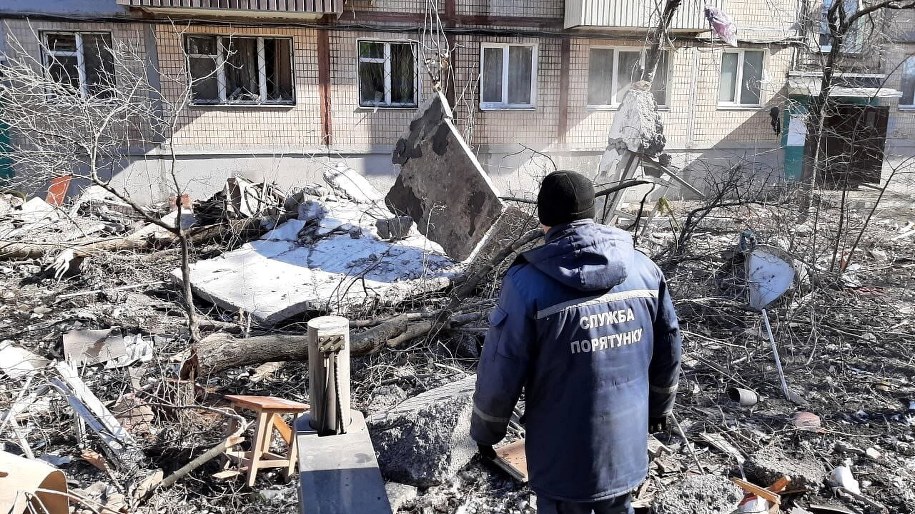 Akcja ratunkowa po ostrzale przez wojska rosyjskie budynków mieszkalnych w Charkowie /DSNS /PAP