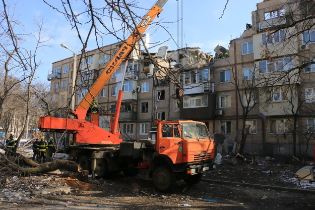 Akcja ratunkowa po ostrzale przez wojska rosyjskie budynków mieszkalnych w Charkowie /DSNS /PAP