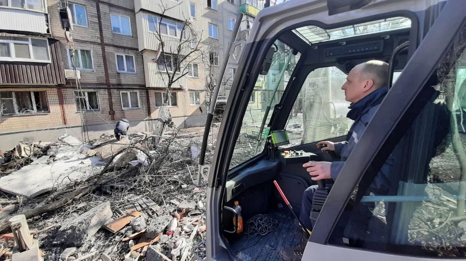 Akcja ratunkowa po ostrzale przez wojska rosyjskie budynków mieszkalnych w Charkowie /DSNS /PAP