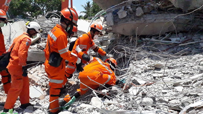 Akcja ratunkowa po trzęsieniu ziemi w Indonezji /BASARNAS HANDOUT /PAP/EPA