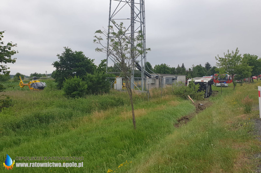 Akcja ratunkowa po wypadku autokaru z dziećmi w Jełowej niedaleko Opola /O!polskie Ratownictwo / ratownictwo.opole.pl /