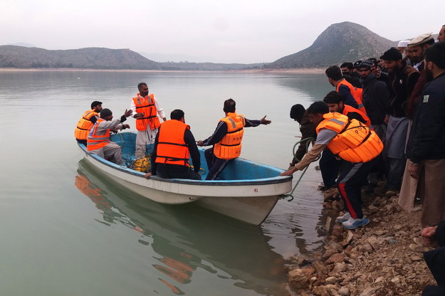 Akcja ratunkowa po zatonięciu łodzi z dziećmi /BASIT GILANI /PAP/EPA