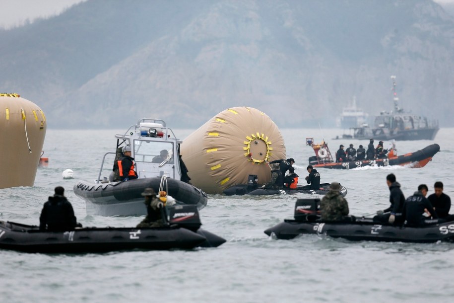 Akcja ratunkowa po zatonięciu promu /KIMIMASA MAYAMA /PAP/EPA