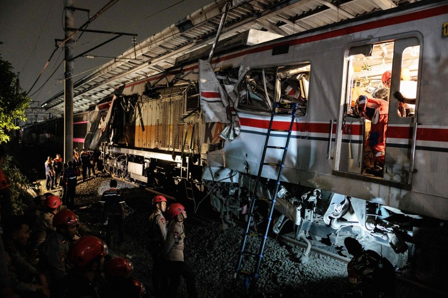 Akcja ratunkowa po zderzeniu pociągów w Indonezji /YASUYOSHI CHIBA/AFP /East News