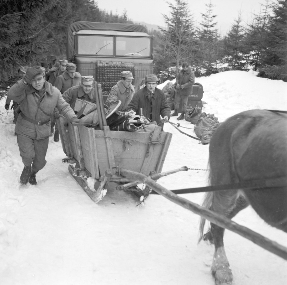 Akcja ratunkowa po zejściu lawiny /Eugeniusz Wołoszczuk (CAF) /PAP